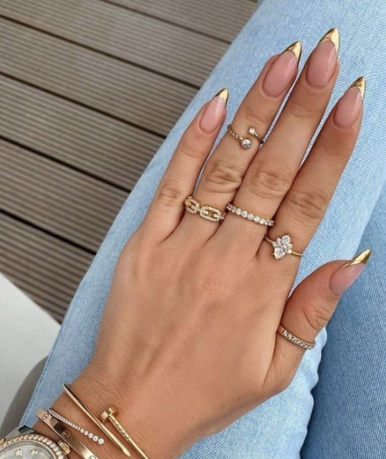 Tendência de cores de unhas douradas alem dela