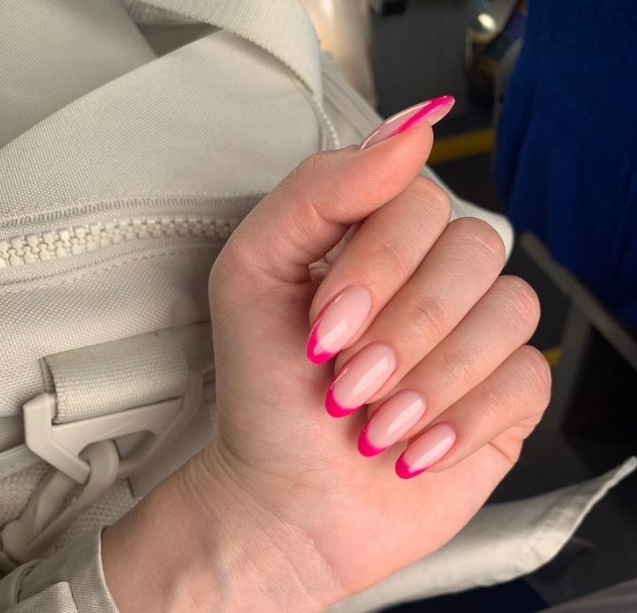 Tendência de cores de unhas rosa choque alem dela
