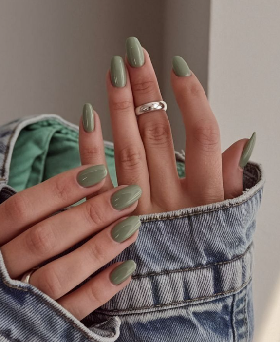 Tendência de cores de unhas verdes alem dela