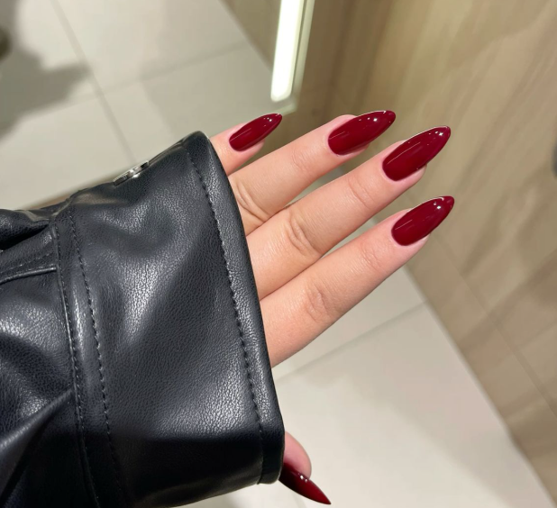 Tendência de cores de unhas vermelhas alem dela